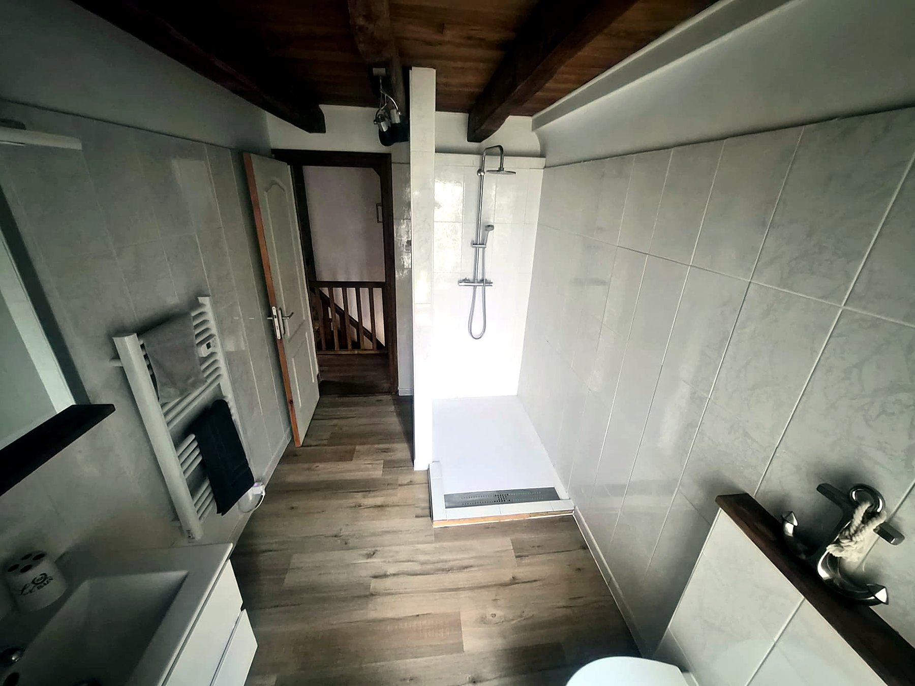 Beamed shower room with walk-in shower