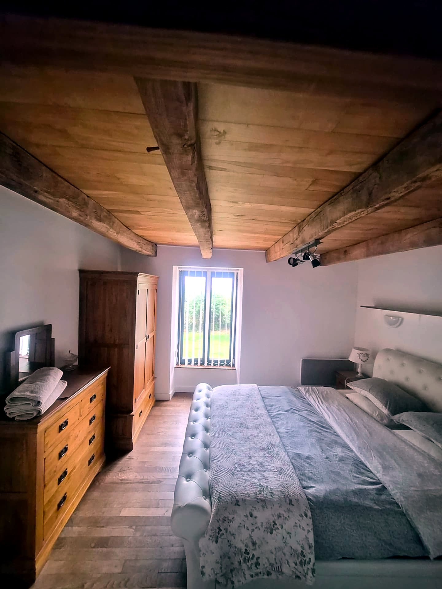 Double bedroom beneath a beamed oak ceiling